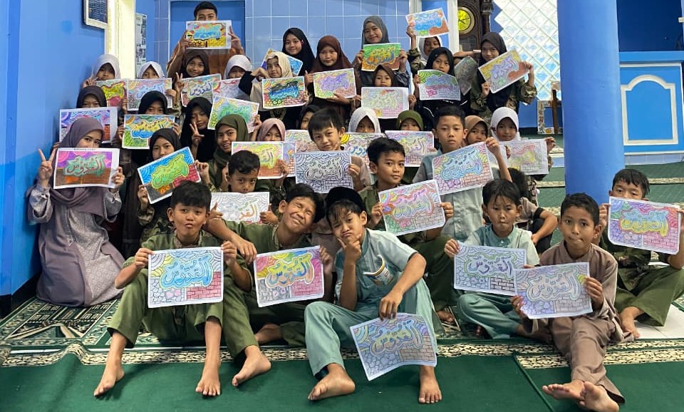Antusias Anak-anak Belajar Mewarnai Kaligrafi Bersama GEMMFA